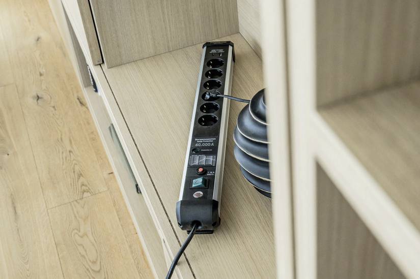 Brennenstuhl 1391010620 Überspannungsschutz-Steckdosenleiste Silber-Schwarz Schutzkontakt 1St.