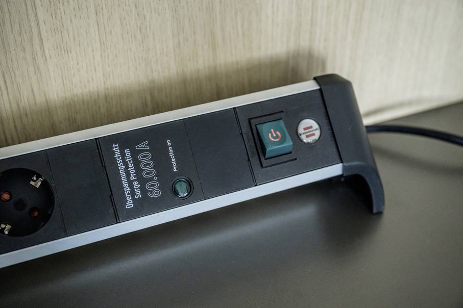 Brennenstuhl 1391020600 Überspannungsschutz-Steckdosenleiste Silber-Schwarz Schutzkontakt 1St.