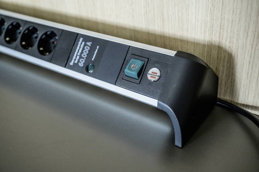 Brennenstuhl 1391020600 Überspannungsschutz-Steckdosenleiste Silber-Schwarz Schutzkontakt 1St.