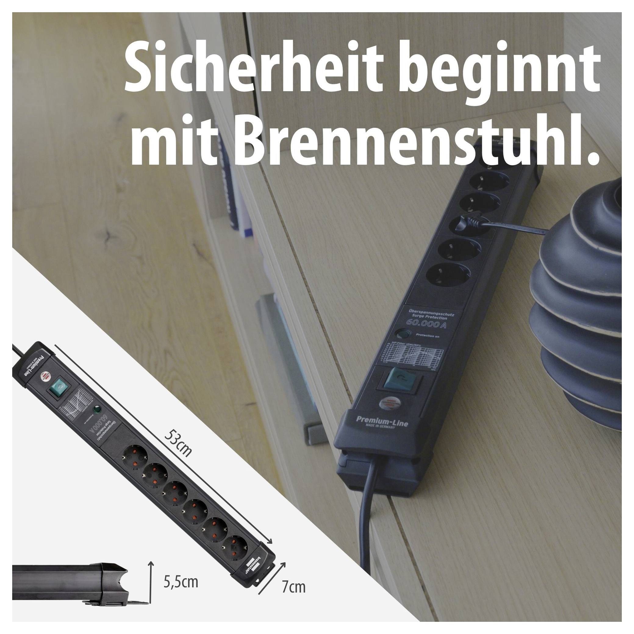 Werbeabbildung eines Brennstuhls: Steckdosenleiste mit Schalter und USB-Anschluss auf Holzoberfläche; Text 'Sicherheit beginnt mit Brennstuhl.'