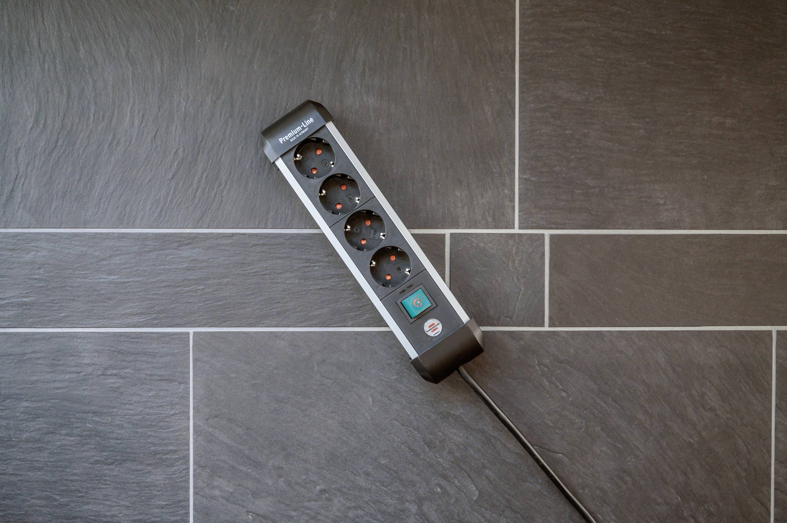 Brennenstuhl 1391030400 Steckdosenleiste mit Schalter Silber-Schwarz Schutzkontakt 1St.