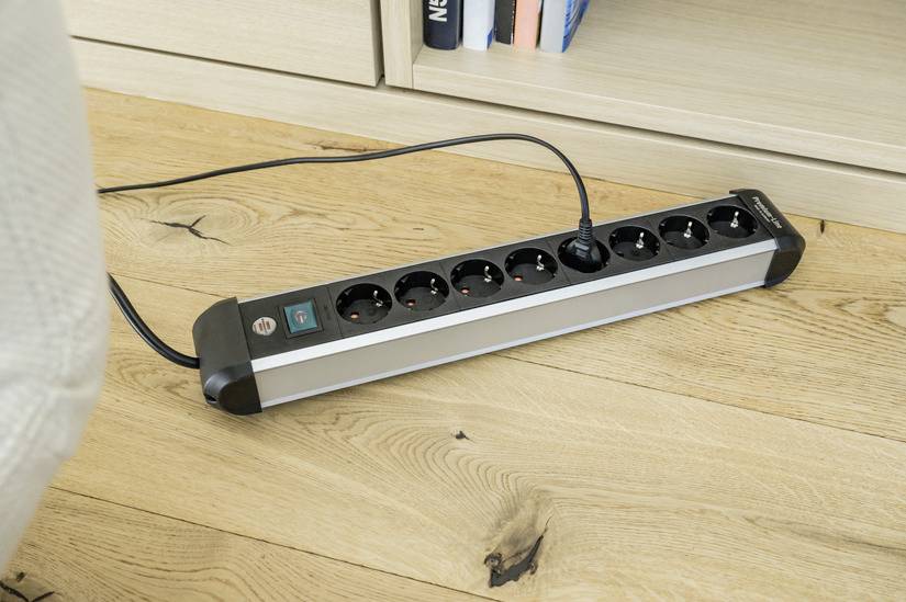 Brennenstuhl 1391030800 Steckdosenleiste mit Schalter Silber-Schwarz Schutzkontakt 1St.