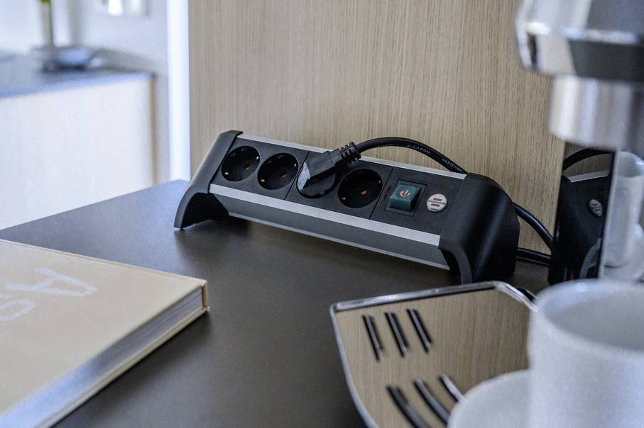 Brennenstuhl 1391040400 Steckdosenleiste mit Schalter Silber-Schwarz Schutzkontakt 1St.