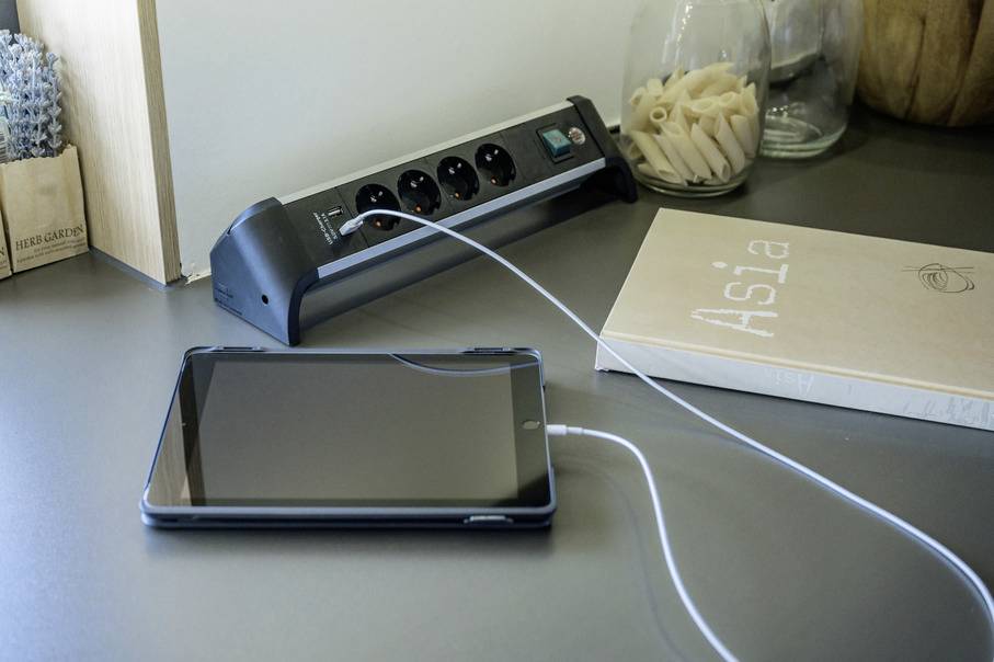 Brennenstuhl 1391040410 Steckdosenleiste mit Schalter Silber-Schwarz Schutzkontakt 1St.