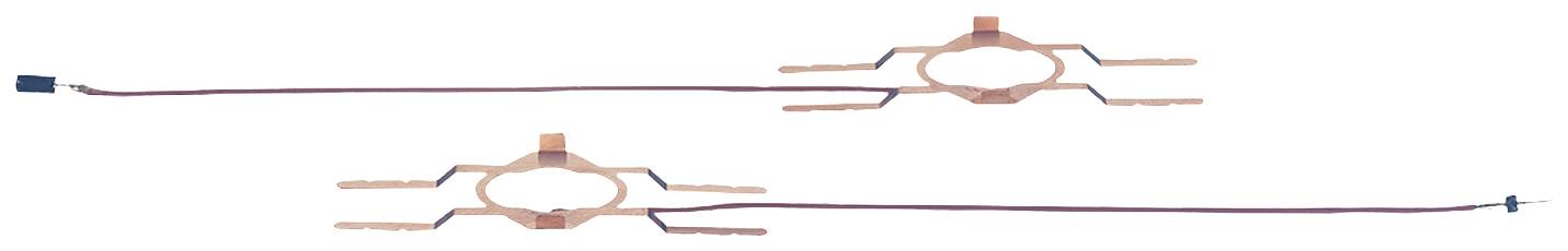 Zwei ähnliche elektronische Komponenten mit je sechs Kupferarmen und einem Kabel, vermutlich Sensoren oder Antennen.