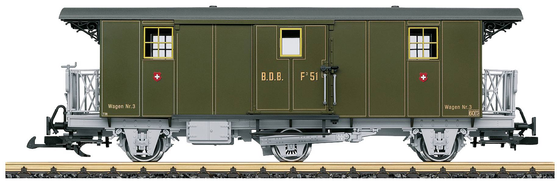 Blick auf einen historischen Eisenbahnwagen mit grüner Lackierung und weißen Fenstern, seitlich beschriftet mit 'B.O.B. F51' und Wappensymbolen.