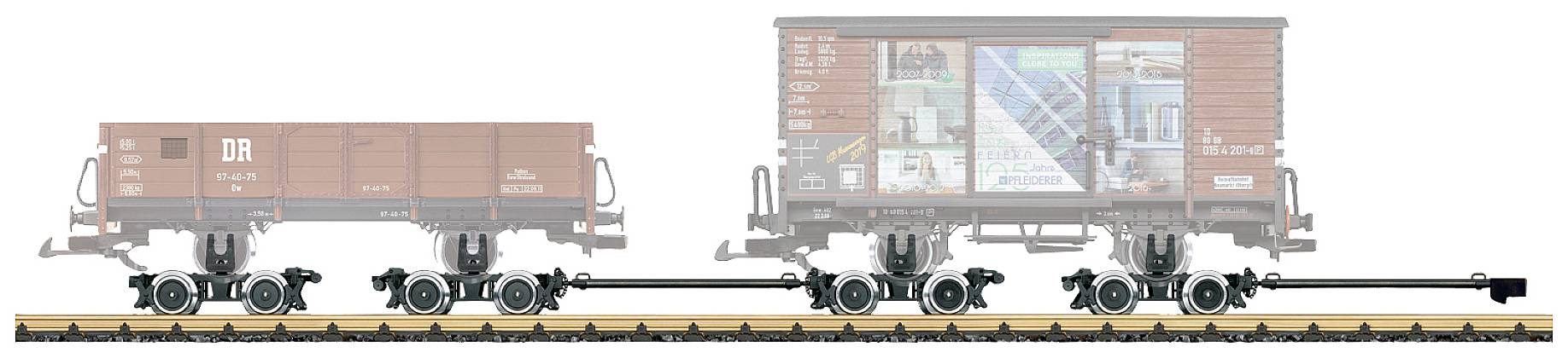Ein Güterzugwagen und ein Betriebswagen auf Gleisen, mit roten Seitenwänden. Der Betriebswagen hat Werbegrafiken auf der Seite.