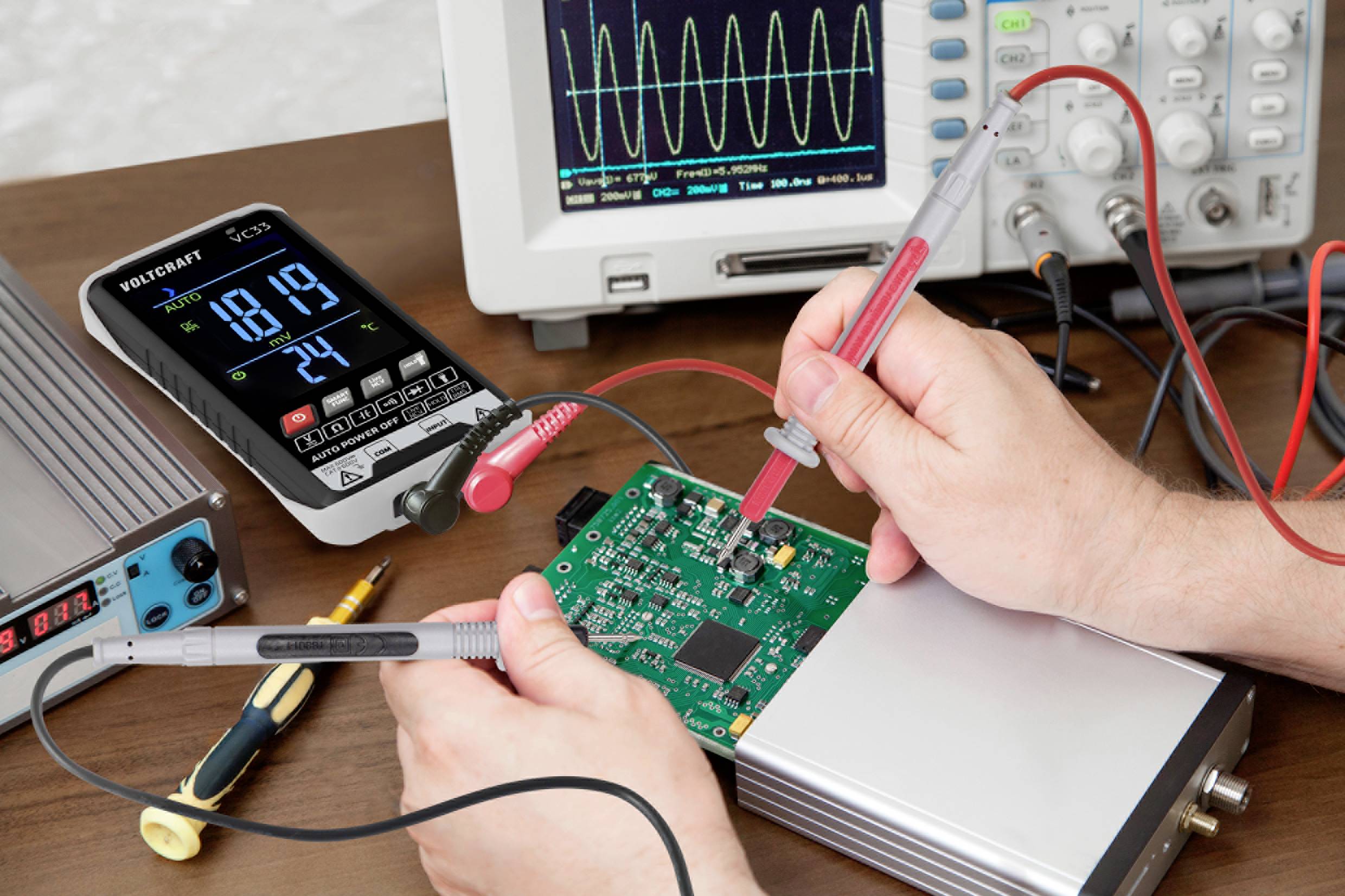 'Instandsetzung eines elektronischen Geräts': Eine Person benutzt Messgeräte, um eine grüne Schaltplatte zu testen. Oszilloskop im Hintergrund.