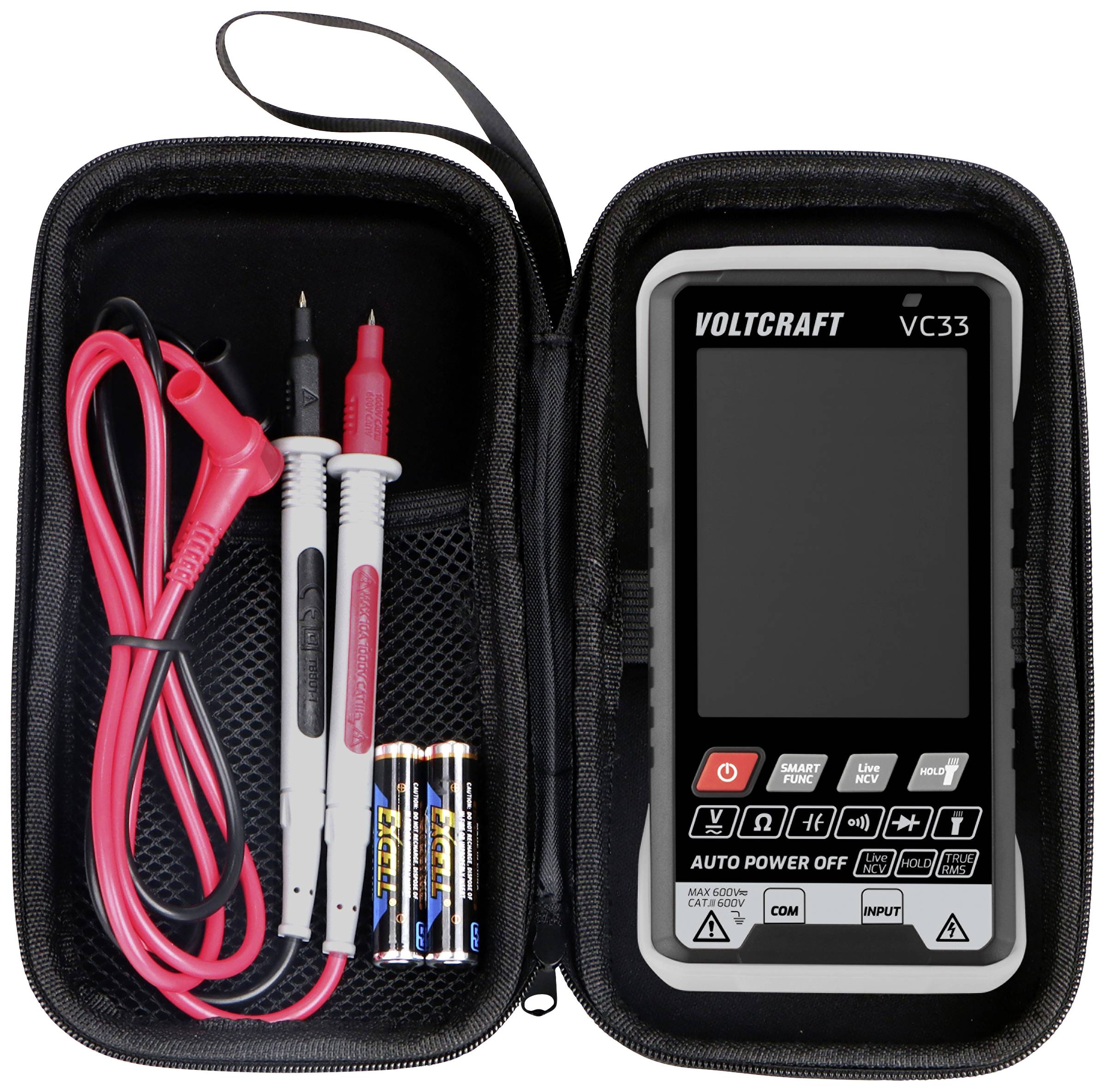 Ein digitales Multimeter Voltcraft VC33 in einer offenen Transporttasche mit Messkabeln und zwei AA-Batterien.