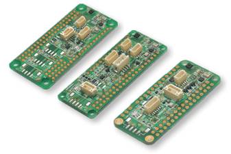 Drei grüne Leiterplatten mit orangefarbenen Kontakten und elektronischen Bauteilen, in einer diagonalen Anordnung dargestellt.
