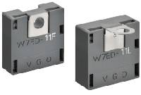 Zwei rechteckige, elektronische Bauteile mit der Aufschrift 'W7ED-11F' und 'W7ED-11L'. Beide haben Metallklemmen oben.