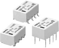Drei elektronische Relais mit weißem Gehäuse und Metallstiften, auf denen die Markenbezeichnung und technische Spezifikationen abgebildet sind.