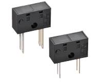 Zwei schwarze elektronische Bauteile mit drei Metallpins. Sie sind nebeneinander angeordnet und scheinen identisch zu sein.
