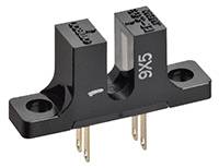 Ein schwarzer, rechtwinkliger elektronischer Sensor mit zwei Befestigungslöchern und drei Metallstiften zum Anschluss.