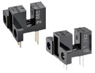 Zwei schwarze optische Sensoren mit drei Metallpins, die für elektronische Anwendungen wie Bewegungserkennung verwendet werden.