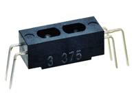 Ein schwarzer elektronischer Bauteil mit Metallpins auf beiden Seiten, vermutlich ein Steckverbinder oder IC-Sockel, mit der Zahl '3 375' eingeprägt.
