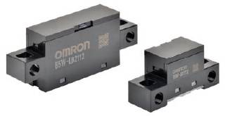 Zwei schwarze elektronische Bauteile, auf denen 'OMRON B5W-LB2112' steht. Sie sind in rechteckiger Form und haben Montagelöcher an den Seiten.