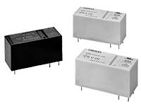 Drei elektronische Relais unterschiedlicher Größe, zwei weiße und ein schwarzes. Sie dienen zum Schalten von Stromkreisen.