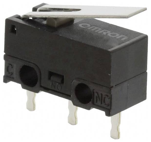Ein schwarzer Mikroschalter mit einem Metallhebel, ausgestattet mit drei Anschlüssen, die mit 'C', 'NO' und 'NC' beschriftet sind, der in elektronischen Geräten für Steuerungsfunktionen verwendet wird.