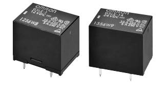 Zwei schwarze Omron-Relais für 12V- und 24V-Gleichstrom, nebeneinander dargestellt. Sie haben Beschriftungen mit technischen Spezifikationen.