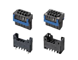Vier elektronische Steckverbinder, paarweise angeordnet. Obere Reihe: Volle Bauteile. Untere Reihe: Gehäuse ohne obere Abdeckung.