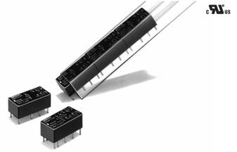 Zwei elektromagnetische Relais und ihre Verpackung. Eines der Relais liegt, das andere wird aus der Verpackung geschoben.