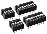 Vier schwarze DIP-Schalter, jeweils mit 4 bis 8 weißen Kippschaltern, nummeriert. Sie sind zur elektronischen Konfiguration gedacht.