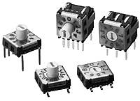 Fünf elektronische Schalter mit Drehknopf, jeweils mit unterschiedlichen Zahlen und Pfeilanzeigen auf der Oberseite.