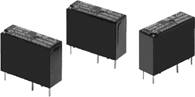 Drei schwarze elektronische Relaismodule, quadratische Form, jeweils mit vier Metallpins zur Montage in elektrischen Schaltungen.