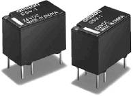 Zwei schwarze elektronische Relais mit der Aufschrift 'OMRON G5V-1' und '24 VDC', jedes mit vier Metallpins zur Montage auf einer Platine.
