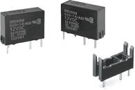 Drei schwarze elektronische Relais mit der Aufschrift '12VDC' und Herstellerlogo. Sie sind nebeneinander auf weißem Hintergrund platziert.