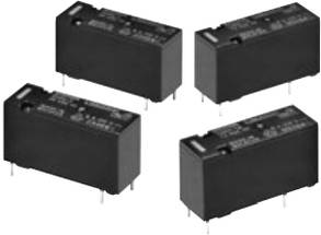 Vier schwarze elektronische Relais nebeneinander, rechteckige Form, mit Anschlussbeinen erkennbar.