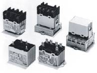 Fünf industrieelektrische Schützen auf weißem Hintergrund, jeweils in unterschiedlichen Ausführungen und Anschlussvarianten.