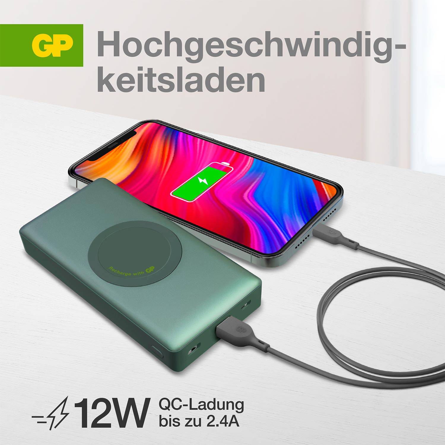 Ein Smartphone wird drahtlos von einer Powerbank geladen. Text: 'Hochgeschwindigkeitsladen'. Symbol für 12W QC-Ladung bis zu 2.4A.