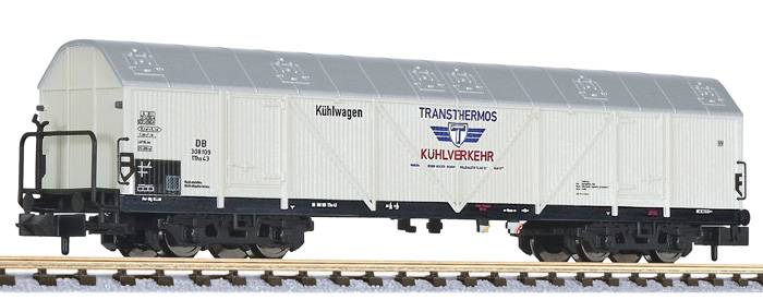 Ein weißer Kühlschrankwaggon der Marke 'Transthermos' auf einem Gleis mit blauer und roter Schrift 'KÜHLVERKEHR', seitlicher Blick.