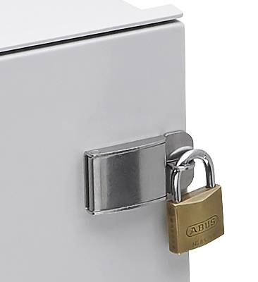 Ein Metallkasten mit einem Vorhängeschloss, das an einem Riegel befestigt ist, sichert den Kasten.