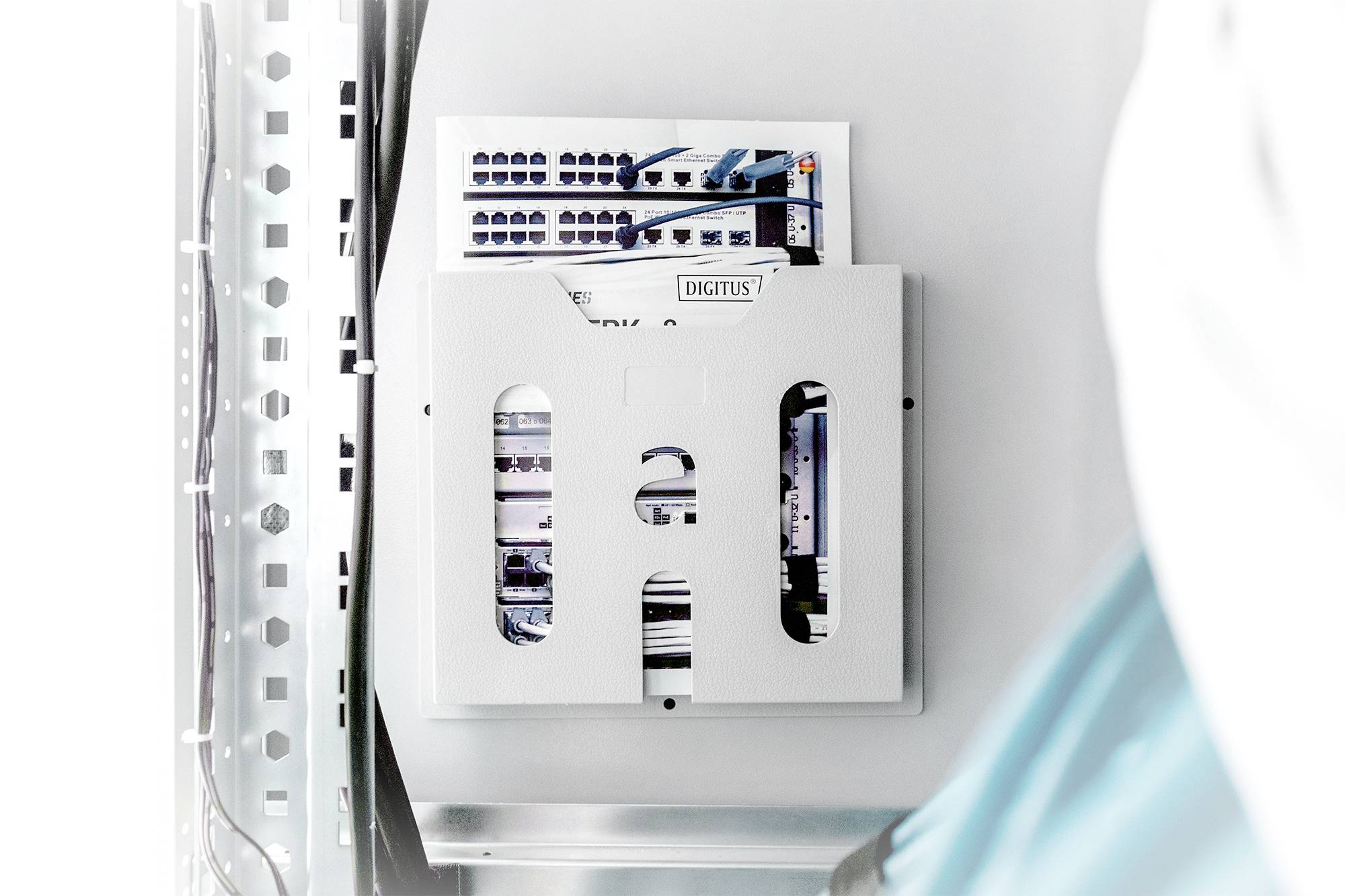 Ordner mit technischen Zeichnungen und Diagrammen, montiert an einer Metallwand.