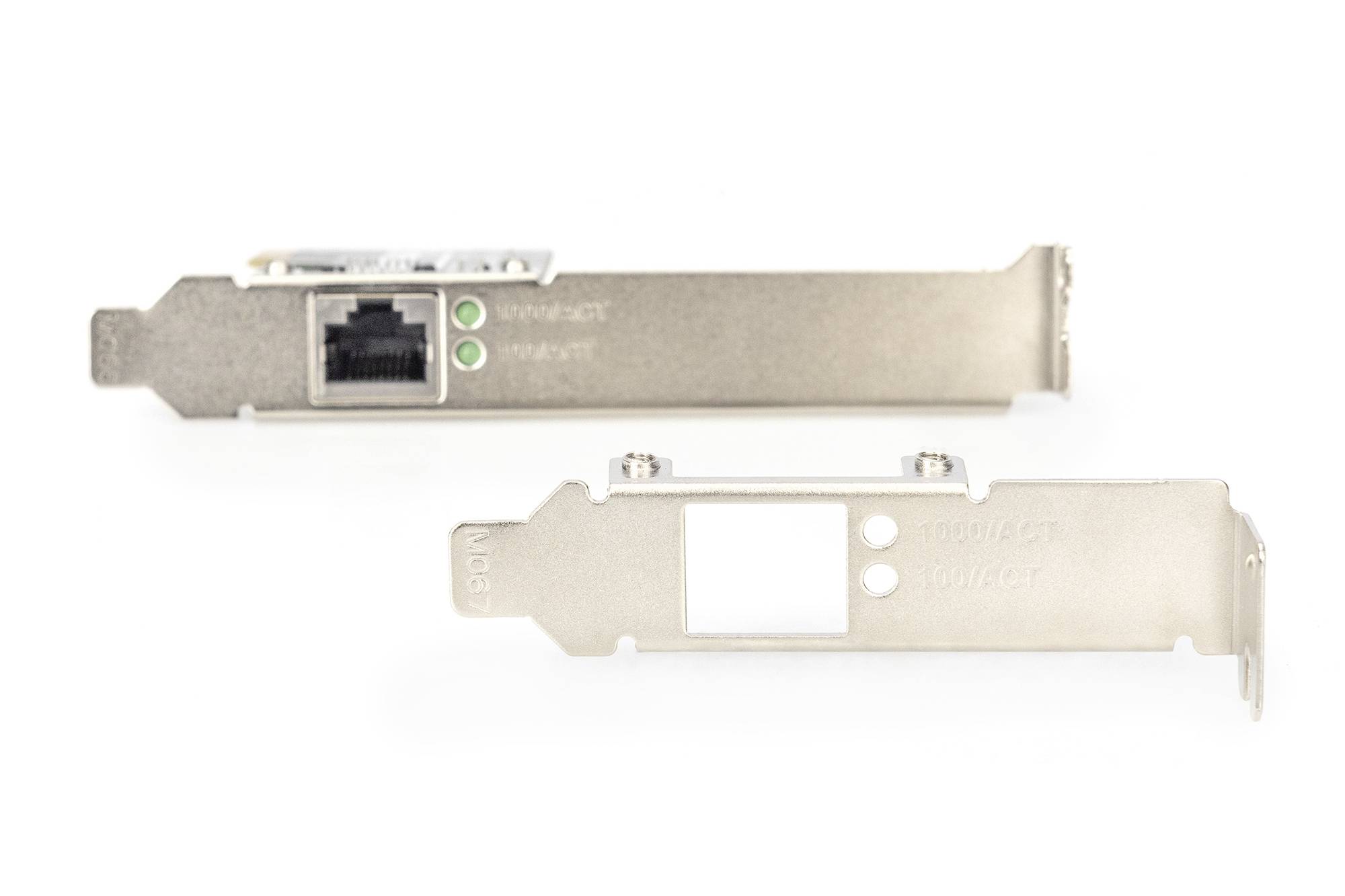 'Inhaltsleere' Metallblende und Blende mit RJ45-Netzwerkanschluss und LED-Anzeigen, möglicherweise für eine Netzwerkkarte.