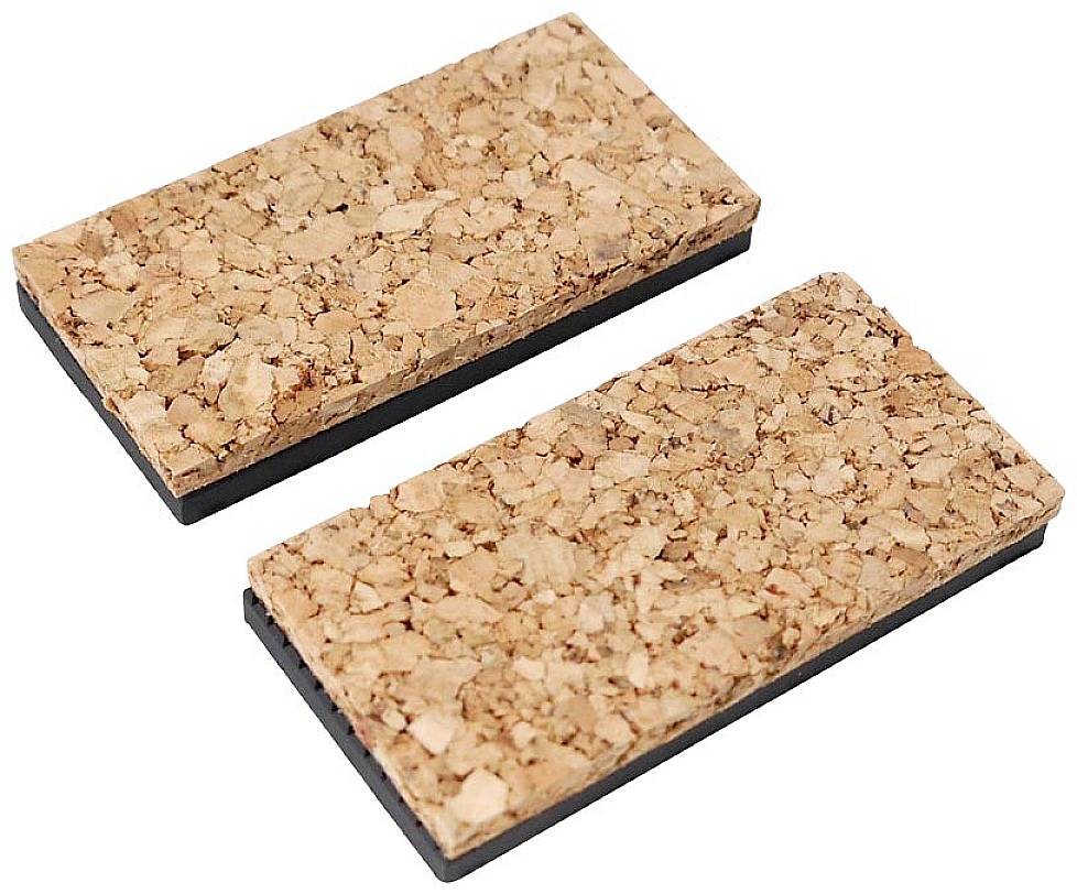 Zwei rechteckige Untersetzer aus Kork mit schwarzer Unterseite liegen nebeneinander auf weißem Hintergrund.