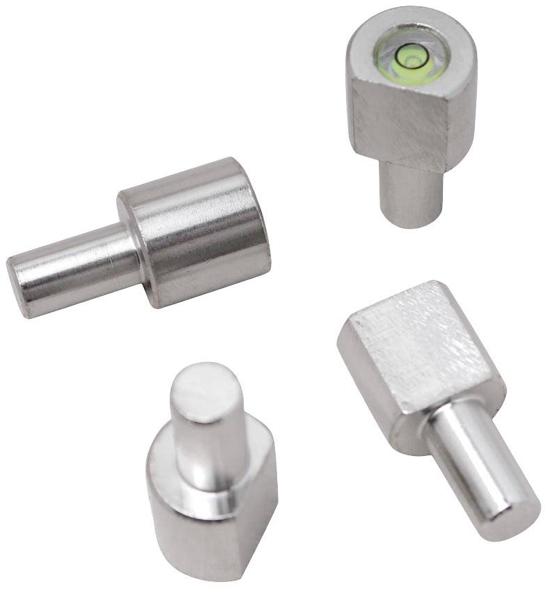 Vier metallische Abstandsbolzen in verschiedenen Formen und Größen. Einer der Bolzen enthält eine eingebaute grüne Wasserwaage.