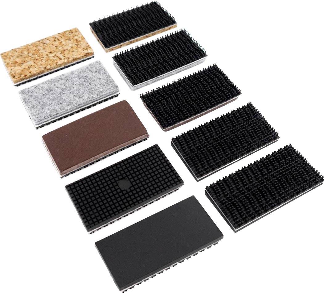 Zehn rechteckige Musterplatten aus verschiedenen Materialien wie Kork, Filz und Kunststoff, aufgereiht in zwei Spalten.