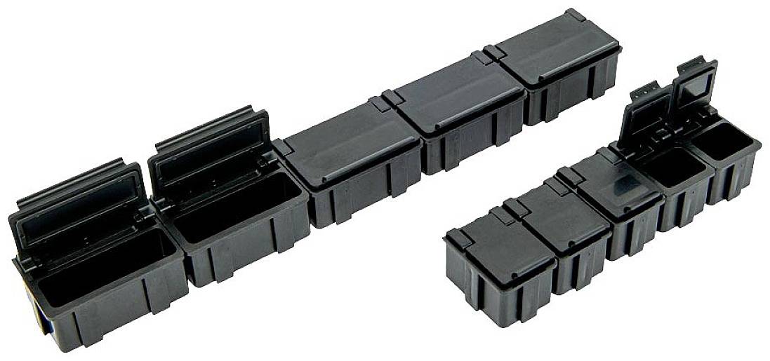 Schwarze Kunststoffboxen mit aufklappbaren Deckeln, in zwei Reihen angeordnet. Jede Box ist quadratisch und bietet Stauraum.