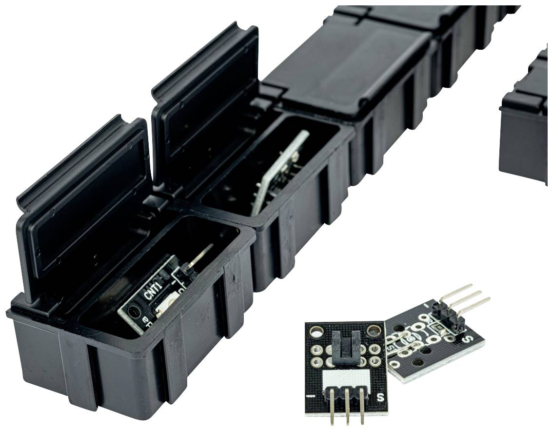 Schwarze Kunststoffgehäuse mit Scharnierklappe, die elektronische Bauteile schützen. In einem Fall ist ein Modul sichtbar.