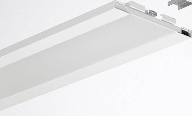 Weiße Deckenleuchte mit minimalistischem Design, rechteckige Form, ausgerichtet parallel zur Decke.