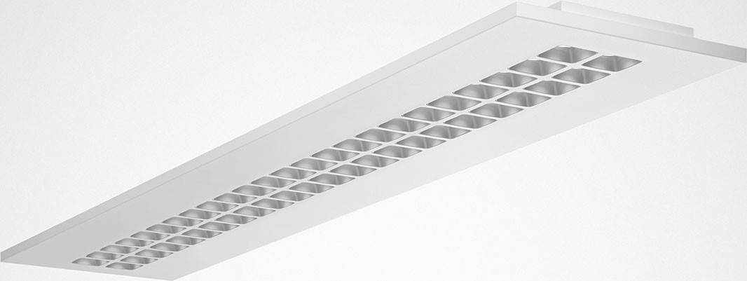 Ein modernes Deckenlicht mit einem langen, silbernen Schirm aus linearen Gittern für gleichmäßige Lichtverteilung.