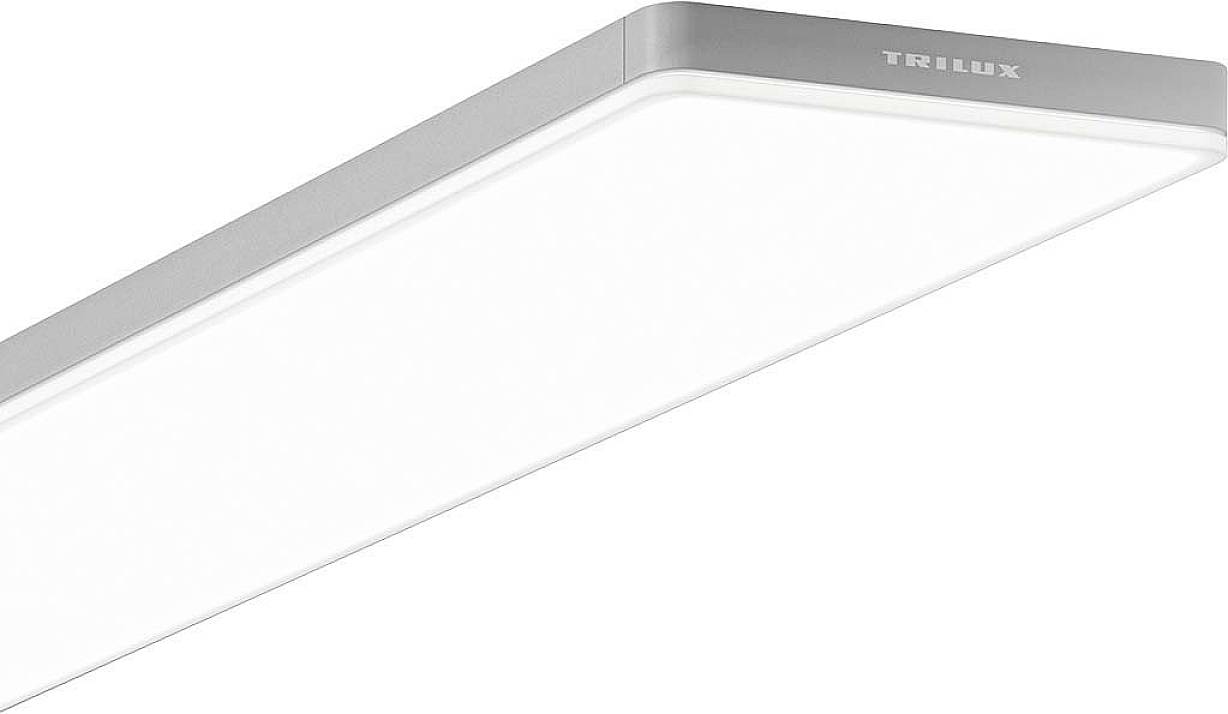 Eine rechteckige LED-Deckenleuchte mit silbernem Rahmen und weißer Abdeckung. Oben steht der Schriftzug 'TRILUX'.