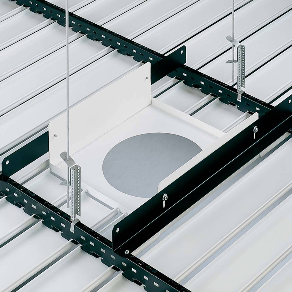 Deckenmontagesystem mit Schienen und Rechteckplatten zur Unterstützung von Kabelinstallationen in einem Gebäude.