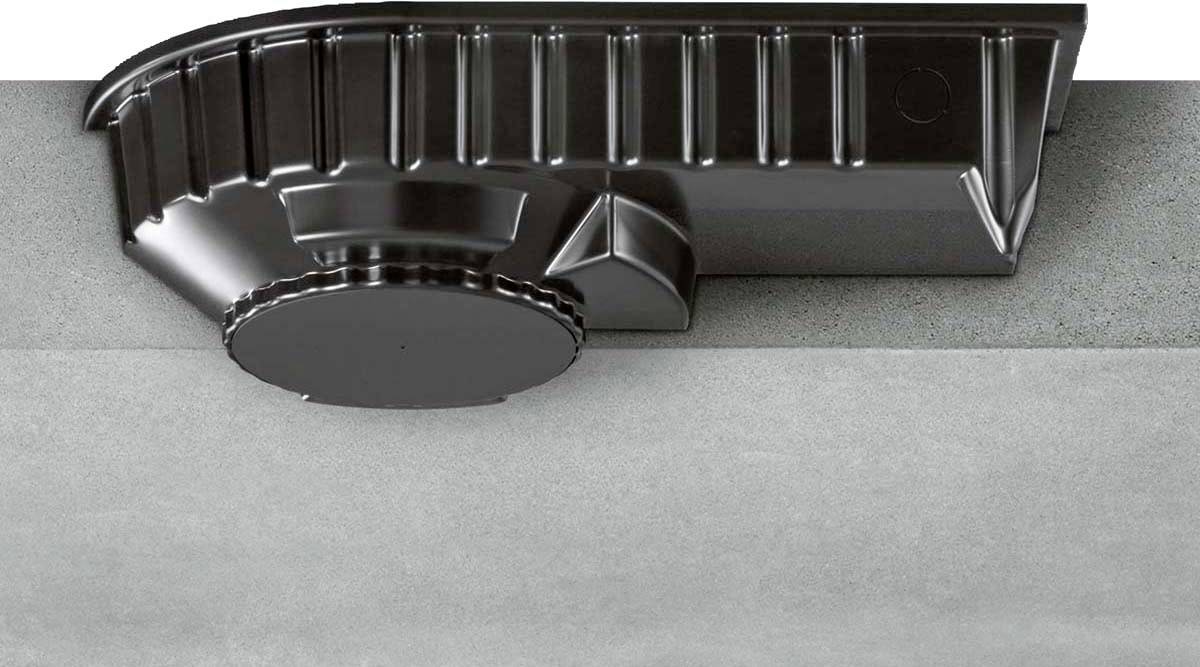 Ein schwarzer Halter ist an einer grauen Wand montiert.