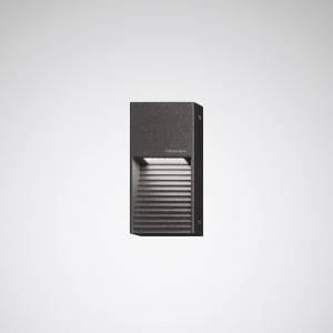 Schwarze Außenwandleuchte mit horizontalen Lamellen, die das Licht nach unten lenken. Modernes Design, geeignet für Außenbereiche.