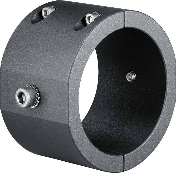 Ein zylindrisches Metallteil mit Innengewinde und Schraubenlöchern, möglicherweise ein Verbindungselement oder Adapter.